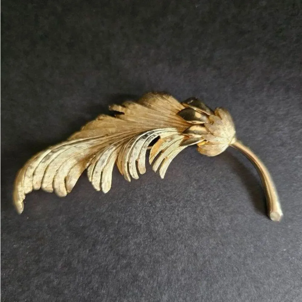 Vintage Ledo 1963 gold tone feather brooch